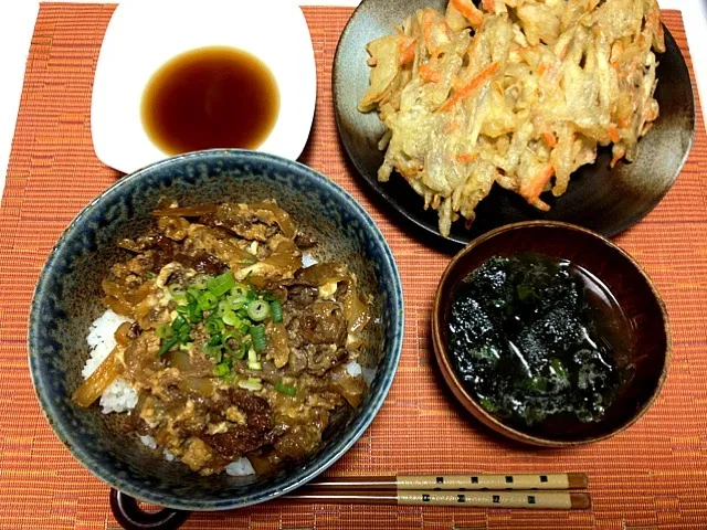 すき焼き風丼、野菜のかき揚げ、わかめスープ♡|yuiさん