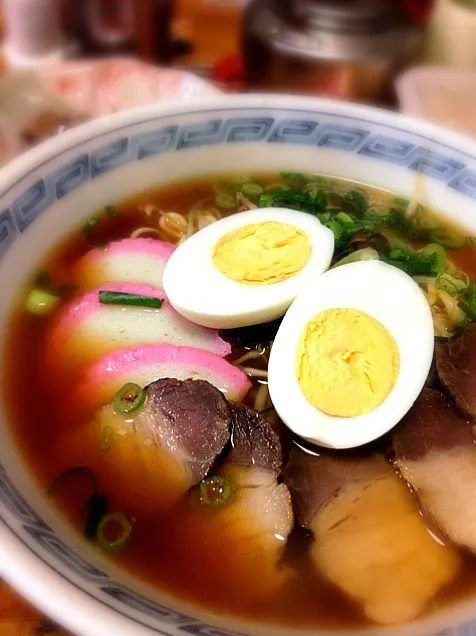 Snapdishの料理写真:おせち残りの塩麹焼き豚で…其の二／サッポロ一番みそラーメンでチャーシュー麺😋👍|にょんにいさん