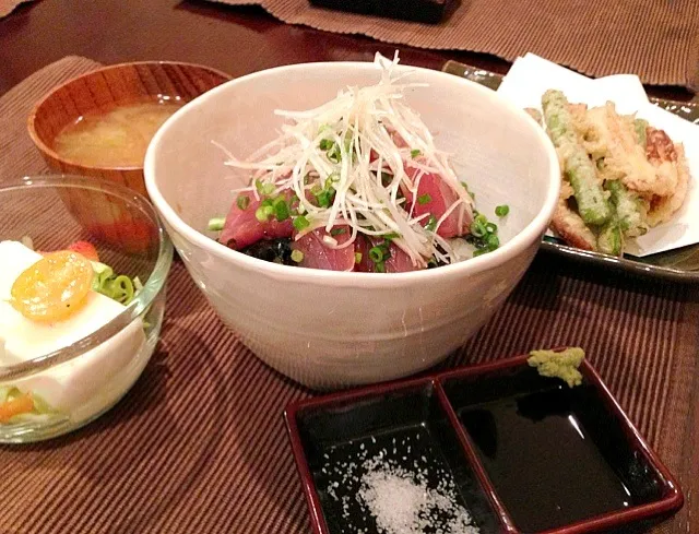 鮪の漬け丼、豆腐サラダ、インゲンとちくわの天ぷら、キャベツと玉ねぎの味噌汁|サチさん