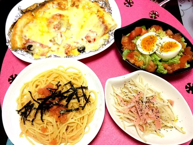 明太子パスタ、冷凍ピザ（チーズ増量中🌟）、もやしとハムのガーリック炒め、卵サラダ❤|ゆぅこさん