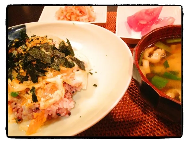 久しぶりに親子丼♪ とろとろ卵がうまぁぁい！切干大根、トマト、小松菜の味噌汁。|松浦有里さん