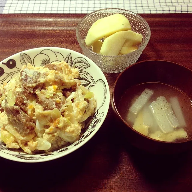 Snapdishの料理写真:1/9晩御飯  唐揚げの親子丼  大根と油揚げの中華スープ  りんご  ＊がっつり＊|yukiyamasakiさん