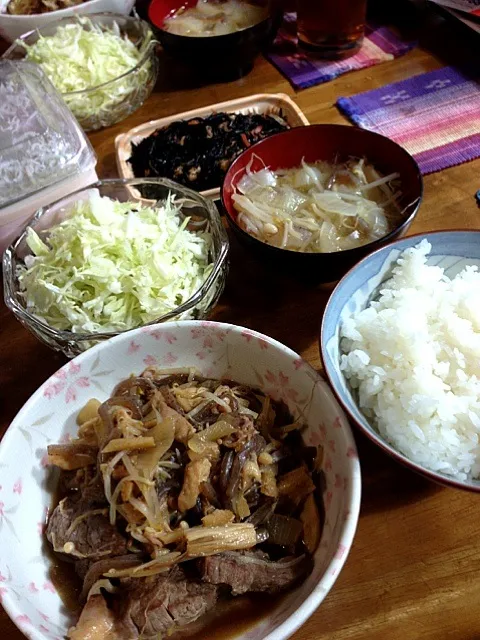 鶏と豚と牛の焼肉🍴春キャベツ🍴みそ汁|すかラインさん