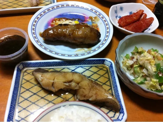 Snapdishの料理写真:本日の晩ごはん その③♪真鱈の煮付け、白菜とオクラのなめ茸和え、惣菜のチキンロールともずく酢に明太子|あられさん