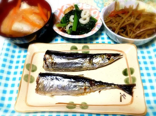 さんま、野菜たっぷり雑煮、小松菜とちくわの和え物、きんぴらごぼう|ミサさん