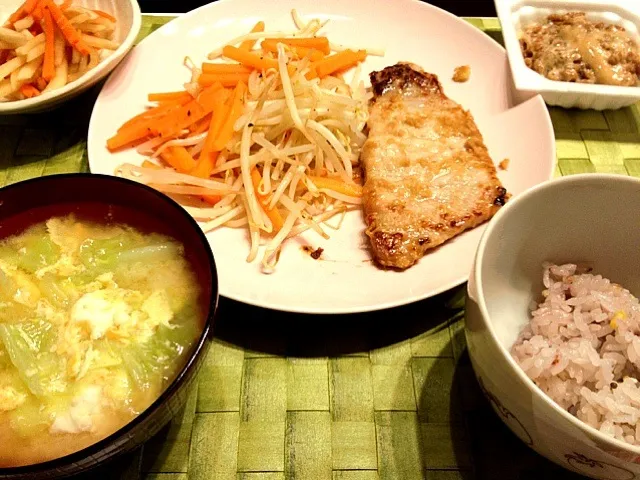 今夜は豚の生姜焼き炒め野菜添え、キャベツと卵の味噌汁、納豆、雑穀ご飯、なます、、、、お正月は毎日欠かさず呑んだので今週は休肝日σ(^_^;)|gintanさん