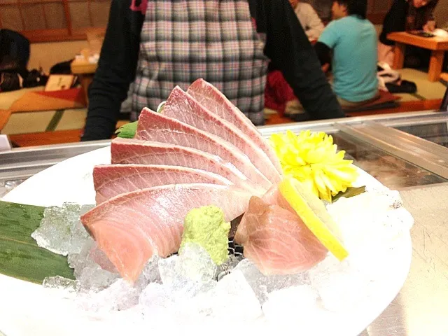 富山の氷見の寒ブリお造り|居酒屋地蔵屋の大将さん