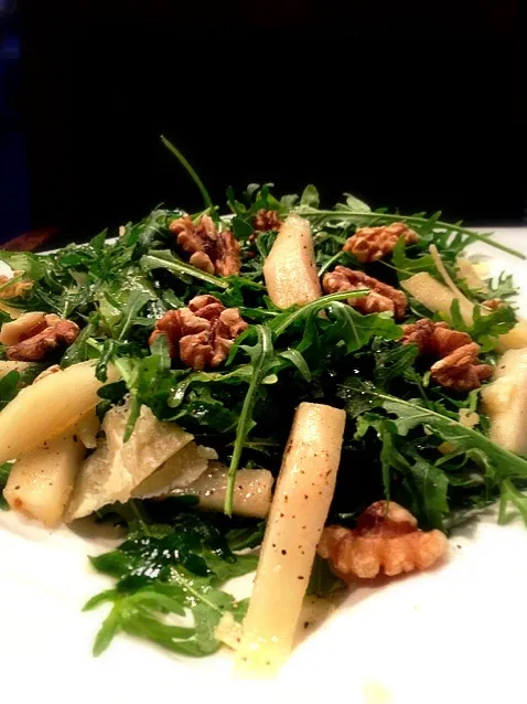 Salad made of Rucola, Pear, Walnuts and Parmesan Cheese|Patrikさん