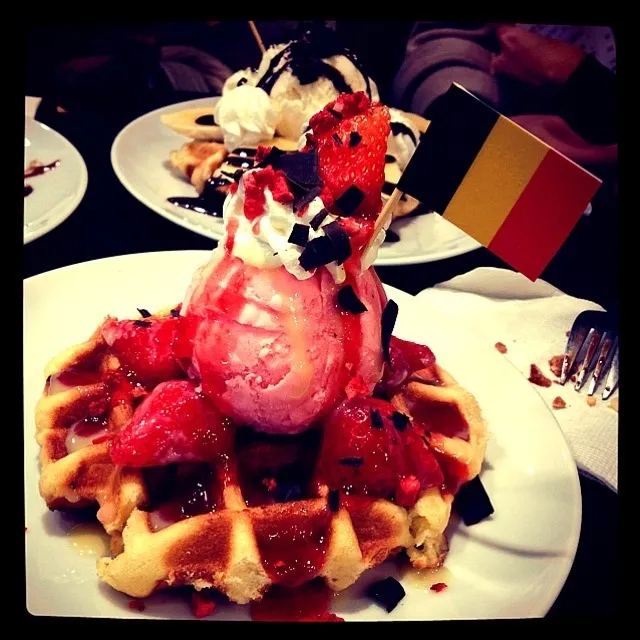 Strawberry Waffle & Ice Cream|tzean chenさん