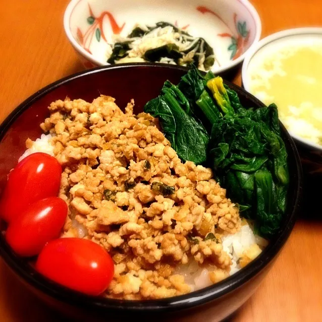 Snapdishの料理写真:鶏そぼろ丼、わかめとシラスの酢のもの、玉子スープ|mikochieさん