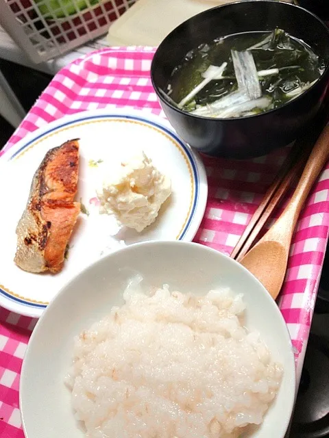 Snapdishの料理写真:お粥を炊きました。ワカメと白髪葱の味噌汁。鮭とポテトサラダ。定番朝ごはん|ハルさん