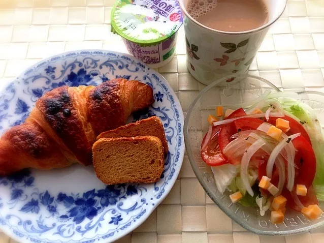 Snapdishの料理写真:朝食〜三日月クロワッサン 玉ねぎトマトサラダ フルーツドレッシングがけ〜|美羽さん