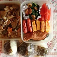 Snapdishの料理写真:1月9日のお弁当☆3時間かけて煮込んだもつ煮込み、カニかま卵焼き、鮭煮、ウインター、トマトスライス、小松菜と竹輪のごま油炒め♪|にこりんさん