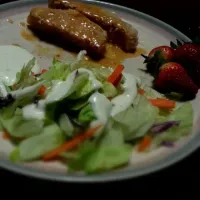 Snapdishの料理写真:Pockchops in ranch, tossed salad and strawberries|Ellie Kingsleyさん