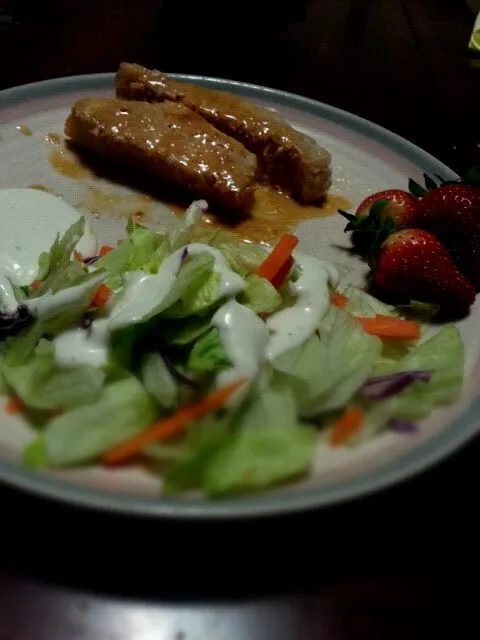 Pockchops in ranch, tossed salad and strawberries|Ellie Kingsleyさん