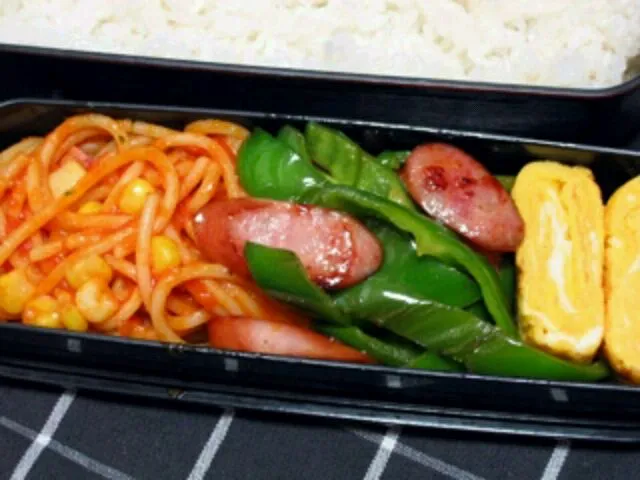 お弁当（ご飯、ナポリタン、ピーマンとウインナーの炒め物、卵焼き）|すーさん