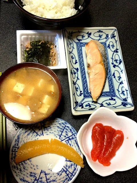 #朝飯 #昼飯 魚(鮭)、豆腐なめこ味噌汁、白米、たらこ、納豆、そしてお正月に食べれなかったんで数の子も。|ms903さん