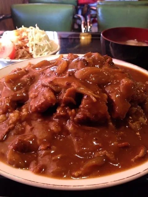 普通盛りだけど黄色い山!!カツカレー🍛|マツさん