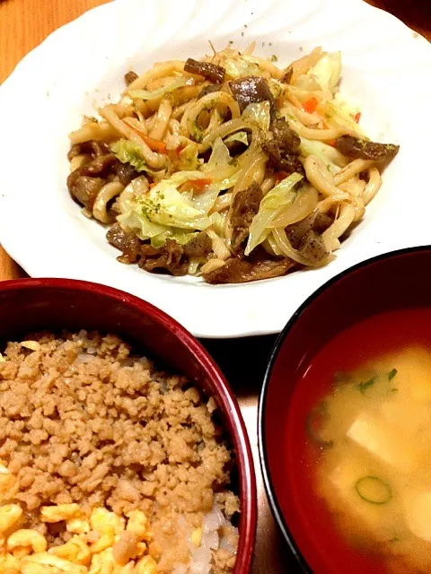 Snapdishの料理写真:すじコン入り焼きうどん、鶏そぼろごはん、豆腐の味噌汁|アーちゃんさん