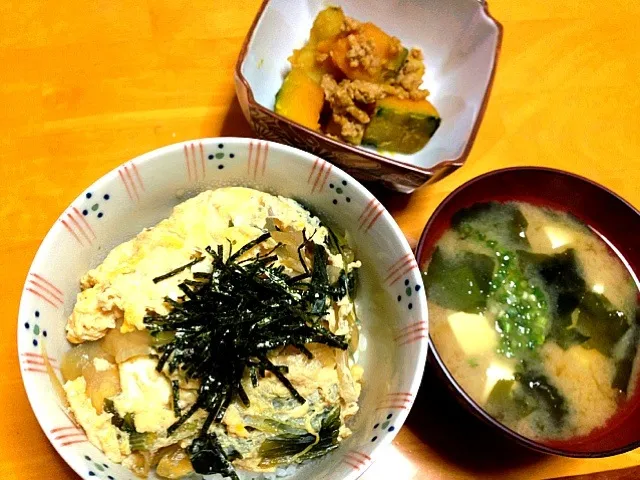 Snapdishの料理写真:玉子丼、根菜のそぼろ煮、お味噌汁❤|まりえさん