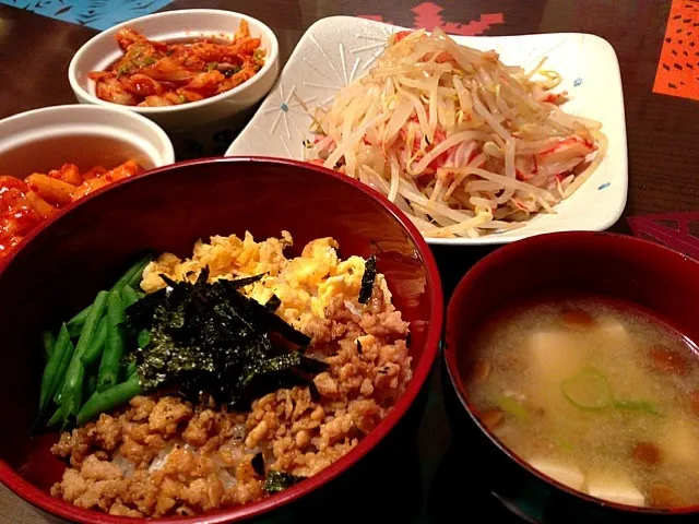 鶏そぼろ丼、ナメコと豆腐の味噌汁、もやしサラダ、キムチ|りりんさん