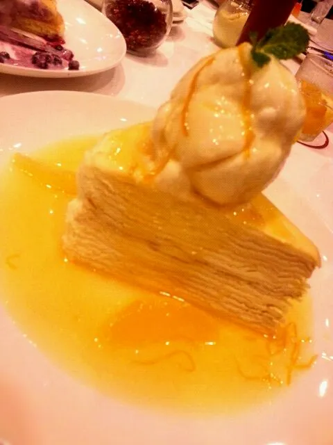 layer pancake with ice cream and mango sauce|evi yapiraさん