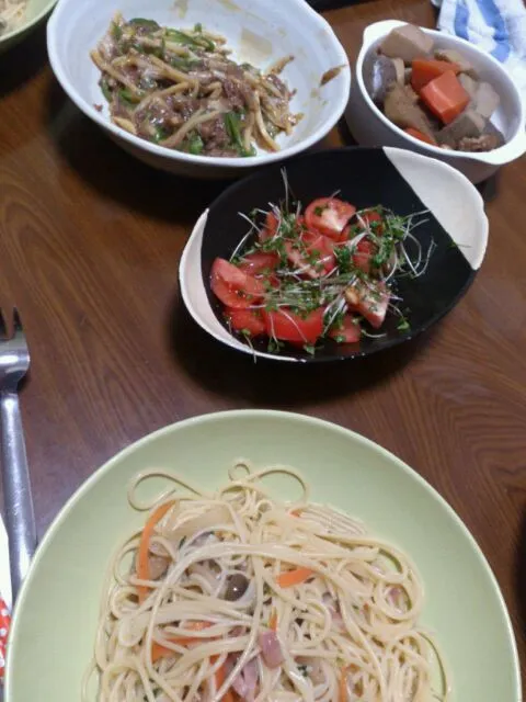 Snapdishの料理写真:和風パスタ、煮物、トマトサラダ、青椒肉絲|わたなべちかさん