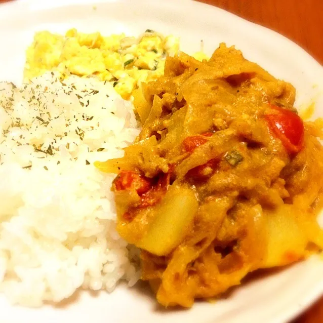 昨日の鶏そぼろとじゃがいものカレー、カルシウムたっぷりシラスと大葉入りふわふわ玉子|mikochieさん