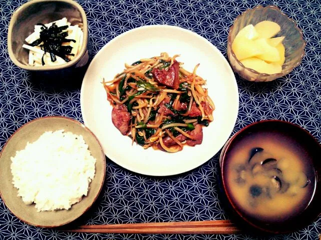 Snapdishの料理写真:レバニラ炒め*しじみの味噌汁*山芋の二杯酢|いずみさん