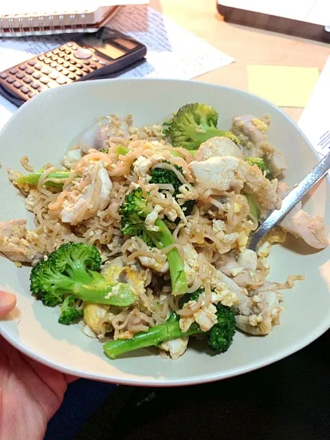 Snapdishの料理写真:Stir fried noodle with chicken, mushroom, egg, and broccoli (with Tom Yum Goong sauce😋)|Ruyiさん