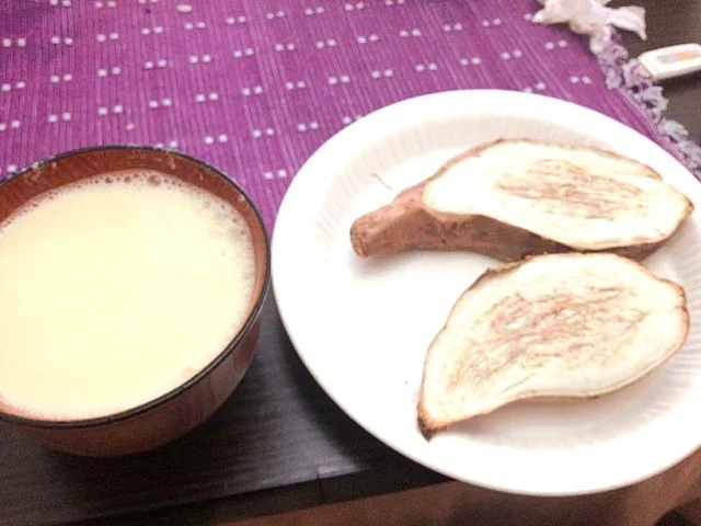 今日の朝ご飯は久しぶりに中国人らしいメニューです。豆乳メーカーで作った豆乳とオーブンで焼いた長芋。素朴な味で美味しい( ´ ▽ ` )ﾉ|gaoさん