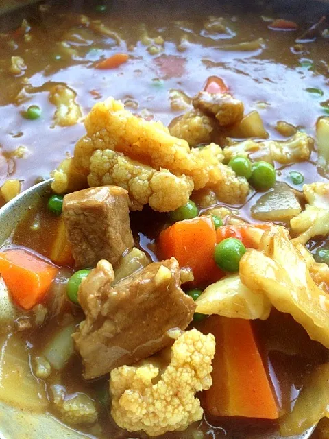 Snapdishの料理写真:晩ご飯は、カレー（＾∇＾）ちょい野菜ケチりました💦人参3本タマネギ1個カリフラワー1玉？グリーンピース肉はポーク。具少ないルー多めなカレーに😭|くめさん