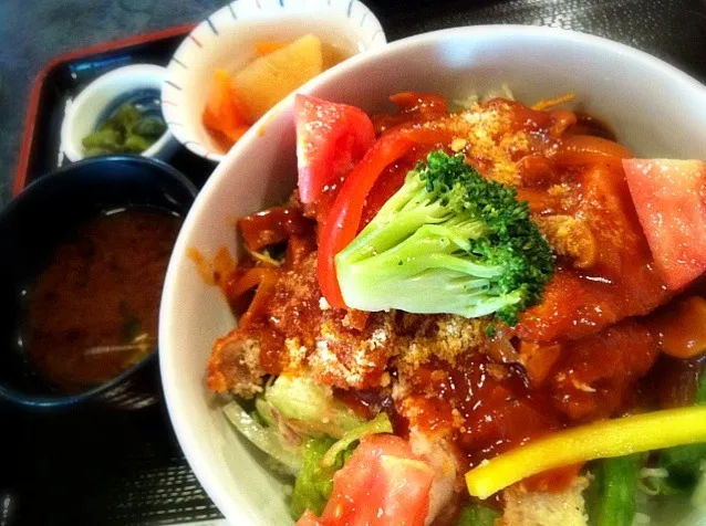 本日のランチ。洋風チキンカツ丼(600円)。安くてそこそこ(ﾟдﾟ)ｳﾏｰ 。|JTKさん