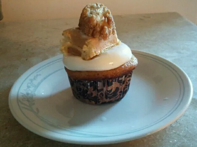 Chicken and waffle cupcake chicken broth infused cupcake with a maple buttermilk buttercream|Jacki Carterさん