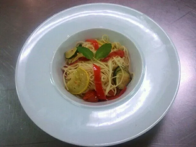 Angel hair pasta with zucchini yellow squash red peppers and tomatoes|Jacki Carterさん