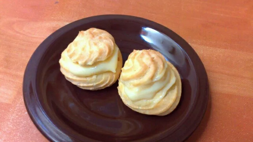 Snapdishの料理写真:mini choux with vanila cream|loveee cooking :-*さん