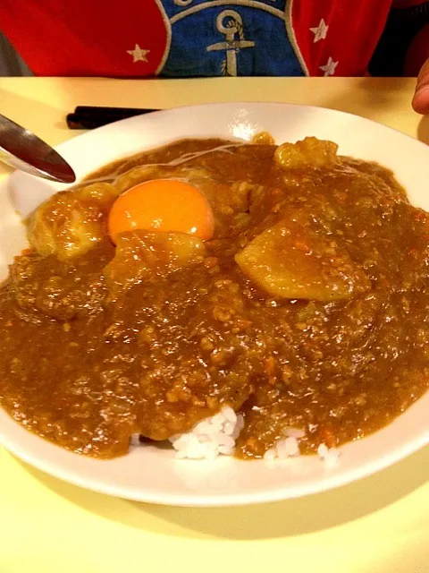 生卵のせカレーライス。|のぶコさん