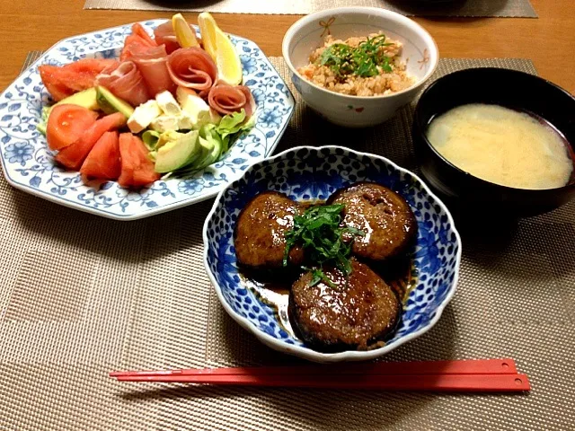 しいたけの肉詰め、鮭と大葉の炊き込み、生ハムサラダ、カブの味噌汁|Ryokoさん