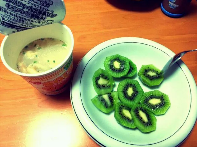 Snapdishの料理写真:wantan soup at kiwi fruit for dinner promise mag diet n ako bago mahuli ang lahat:)|angel chengさん