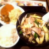 Snapdishの料理写真:麺屋ここいち　ネギ豚炒めラーメンとコロッケセット|noranekoさん