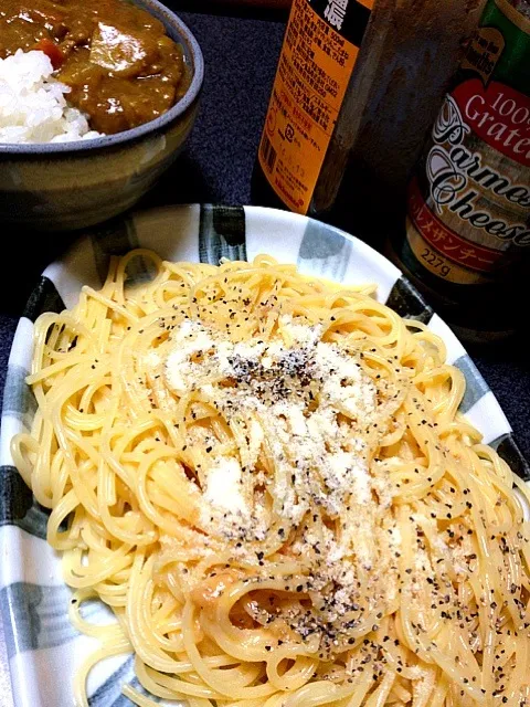 #夕飯  カレー丼とカルボナーラ。カルボナーラソースを2倍にしたらちとしょっぱかったんでキャベツの千切り足して食べたよ。味が合う。|ms903さん