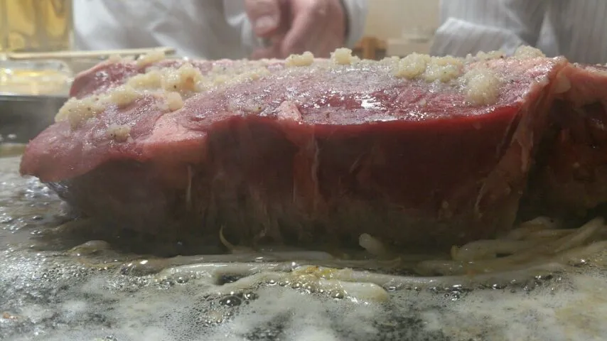 見よ！この肉の厚みを。これで2300円|cookingパパ五郎さん