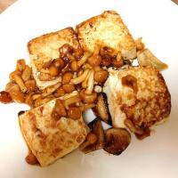 豆腐を焼いてみた ガーリックとなめこと焼肉のたれ合わせ