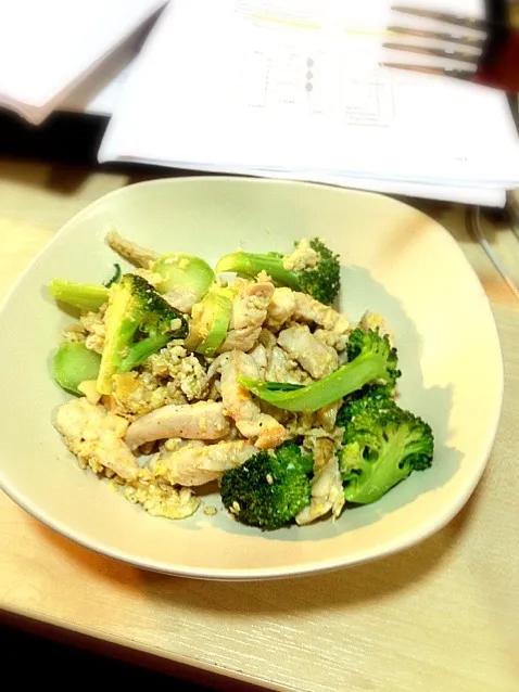 Snapdishの料理写真:Stir fry chicken + broccoli with oyster sauce and black pepper|Ruyiさん