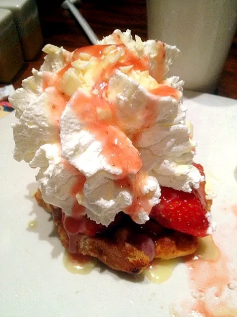 Snapdishの料理写真:Melted white chocolate and strawberry jam on waffle|chan mitsuさん