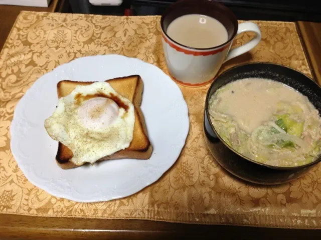 目玉焼きトーストと黒胡椒たっぷりツナとキャベツのミルクスープ（とカフェオレ♩）|yve902さん