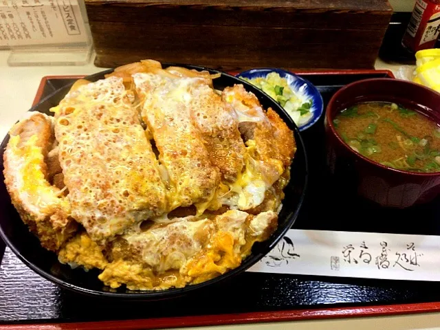 これで普通盛りのカツ丼！カツが二段になってます！(^_^;)|akiyanさん