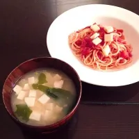 Snapdishの料理写真:味噌汁とニンニクモツァレラトマトソーススパゲッティー|まるきぃさん