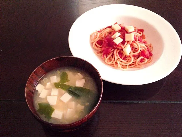 味噌汁とニンニクモツァレラトマトソーススパゲッティー|まるきぃさん