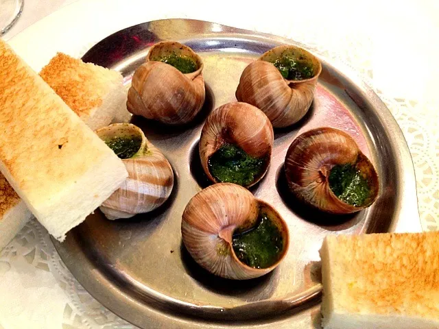 Snapdishの料理写真:Escargot with buttered pesto sauce|Tristan Choiさん